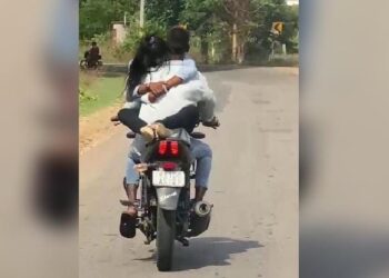 ‘ಗಂಗು ಬೈಕು ಕಲಿಸಿಕೊಡು ನಂಗು’: ನಡುರಸ್ತೆಯಲ್ಲಿ ಪ್ರೇಮಿಗಳ ರೊಮ್ಯಾನ್ಸ್:; ಬೈಕ್ ಸಹಿತ ಯುವಕ ಅಂದರ್..!!