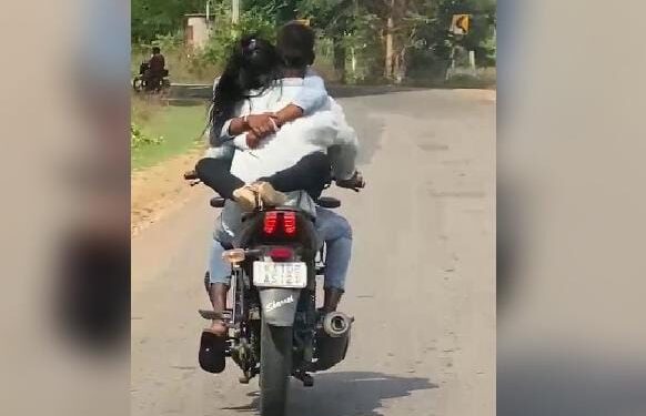 ‘ಗಂಗು ಬೈಕು ಕಲಿಸಿಕೊಡು ನಂಗು’: ನಡುರಸ್ತೆಯಲ್ಲಿ ಪ್ರೇಮಿಗಳ ರೊಮ್ಯಾನ್ಸ್:; ಬೈಕ್ ಸಹಿತ ಯುವಕ ಅಂದರ್..!!