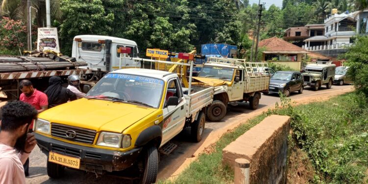 ಇಳಂತಿಲ: ಪಿಕಪ್ ಟೋಯಿಂಗ್ ಮಾಡುತ್ತಿದ್ದ ವಾಹನಕ್ಕೆ ಕಾರು ಡಿಕ್ಕಿ..!!