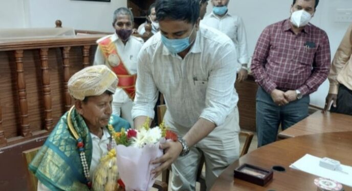 ಪದ್ಮಶ್ರೀ ಮಹಾಲಿಂಗ ನಾಯ್ಕ ರವರನ್ನು ಗೌರವಿಸಿದ ದ.ಕ ಜಿಲ್ಲಾಧಿಕಾರಿ