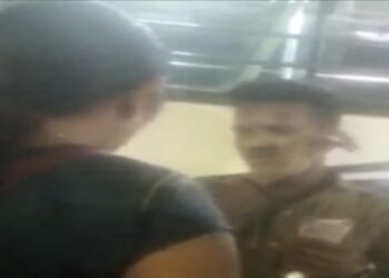 ಮಂಗಳೂರು: ಬಾಲಕಿಗೆ ಮೊಬೈಲ್ ನಂಬರ್ ನೀಡಿದ ಬಸ್ ನಿರ್ವಾಹಕ:  ತಾಯಿಯಿಂದ ಥಳಿತ: ವೀಡಿಯೋ ವೈರಲ್..!!