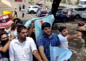 ಮಂಗಳೂರು: ಸಿ.ಎಫ್.ಐ. ಕಾರ್ಯಕರ್ತರಿಂದ ಶಿಕ್ಷಣ ಸಚಿವರ ಕಾರ್ಯಕ್ರಮಕ್ಕೆ ನುಗ್ಗಲು ಯತ್ನ: ಕಾರ್ಯಕರ್ತರನ್ನು ತಡೆದ ಪೊಲೀಸರು.!!