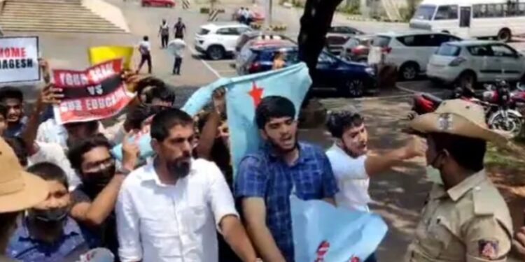 ಮಂಗಳೂರು: ಸಿ.ಎಫ್.ಐ. ಕಾರ್ಯಕರ್ತರಿಂದ ಶಿಕ್ಷಣ ಸಚಿವರ ಕಾರ್ಯಕ್ರಮಕ್ಕೆ ನುಗ್ಗಲು ಯತ್ನ: ಕಾರ್ಯಕರ್ತರನ್ನು ತಡೆದ ಪೊಲೀಸರು.!!