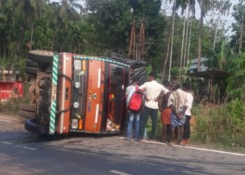 ಪೆರ್ನೆ: ನಿಯಂತ್ರಣ ತಪ್ಪಿ ಲಾರಿ ಪಲ್ಟಿ: ಚಾಲಕನಿಗೆ ಗಾಯ..!!