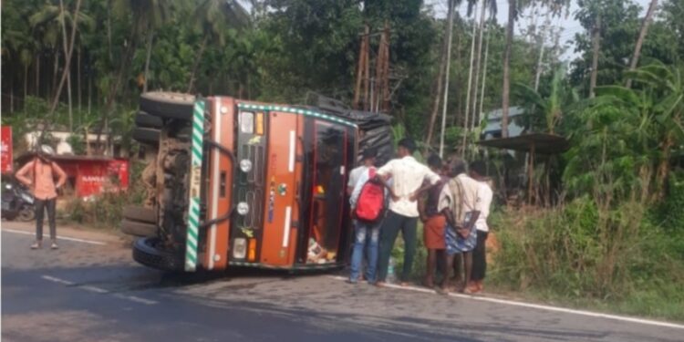 ಪೆರ್ನೆ: ನಿಯಂತ್ರಣ ತಪ್ಪಿ ಲಾರಿ ಪಲ್ಟಿ: ಚಾಲಕನಿಗೆ ಗಾಯ..!!