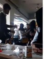 ಮಂಗಳೂರು: ಕೆಫೆಯೊಂದರಲ್ಲಿ ಇಬ್ಬರು ವಿದ್ಯಾರ್ಥಿನಿಯರ ಹೊಡೆದಾಟ: ಸಾಮಾಜಿಕ ಜಾಲತಾಣಗಳಲ್ಲಿ ವೀಡಿಯೋ ವೈರಲ್..!!