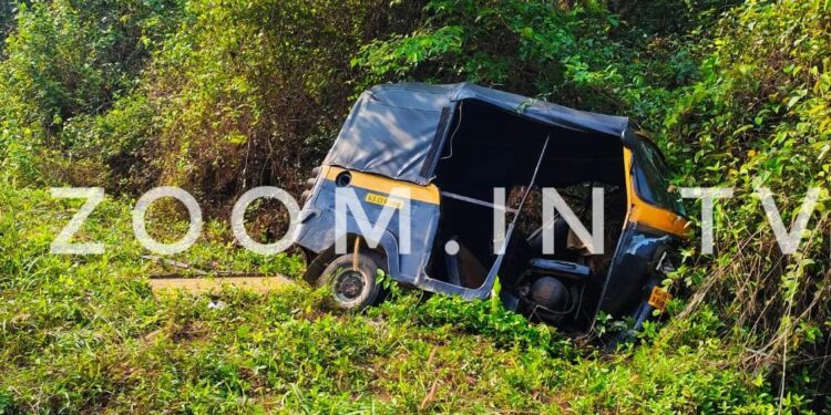 ಮುಕ್ವೆ: ಆಟೋರಿಕ್ಷಾ ಪಲ್ಟಿ: ಚಾಲಕನಿಗೆ ಗಾಯ..!!