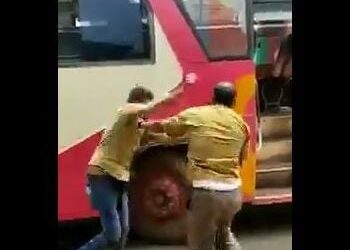 ಟೈಮಿಂಗ್ ವಿಚಾರಕ್ಕೆ ಉಡುಪಿಯ ಬಸ್ ಕಂಡಕ್ಟರ್​ಗಳ ನಡುವೆ ಹೊಡೆದಾಟ:; ವಿಡಿಯೋ ವೈರಲ್