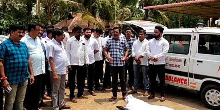 ಕುವೆಟ್ಟು: ತಂದೆಯ ಸಾವಿಗೆ ಅರಣ್ಯ ಸಂಚಾರಿದಳ ಅಧಿಕಾರಿಗಳೇ ಕಾರಣ ಆರೋಪ: ಮೃತದೇಹವನ್ನು ಠಾಣೆಯ ಮುಂದಿಟ್ಟು ಪ್ರತಿಭಟನೆ..!!