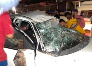 ಉಳ್ಳಾಲ: ನಿಯಂತ್ರಣ ತಪ್ಪಿದ ಕಾರು ದಾರಿದೀಪಕ್ಕೆ ಬಡಿದು ದ್ವಿಚಕ್ರ ವಾಹನಕ್ಕೆ ಡಿಕ್ಕಿ: ಇಬ್ಬರಿಗೆ ಗಾಯ