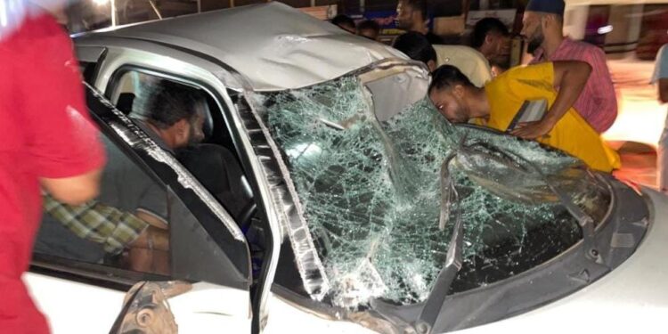 ಉಳ್ಳಾಲ: ನಿಯಂತ್ರಣ ತಪ್ಪಿದ ಕಾರು ದಾರಿದೀಪಕ್ಕೆ ಬಡಿದು ದ್ವಿಚಕ್ರ ವಾಹನಕ್ಕೆ ಡಿಕ್ಕಿ: ಇಬ್ಬರಿಗೆ ಗಾಯ