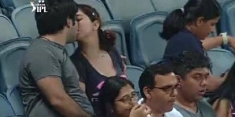 ಐಪಿಎಲ್ ಪಂದ್ಯದ ವೇಳೆ ಕ್ಯಾಮರಾ ಕಣ್ಣಲ್ಲಿ ಸೆರೆಯಾಯ್ತು ಕಿಸ್ಸಿಂಗ್ ಸೀನ್…!!!