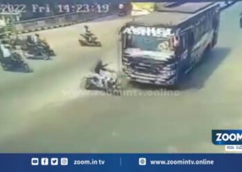 ಮಂಗಳೂರು: ನಡು ರಸ್ತೆಯಲ್ಲೇ ಹೊತ್ತಿ ಉರಿದ ಬಸ್ ಹಾಗೂ ಬೈಕ್..!! ಬೈಕ್ ಸವಾರ ಪವಾಡಸದೃಶ ಪ್ರಾಣಾಪಾಯದಿಂದ ಪಾರಾದ ದೃಶ್ಯ ಸಿಸಿಟಿವಿ ಯಲ್ಲಿ ಸೆರೆ..!!!