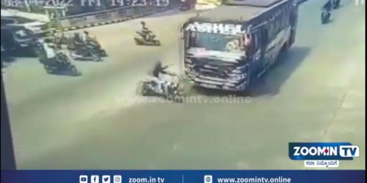 ಮಂಗಳೂರು: ನಡು ರಸ್ತೆಯಲ್ಲೇ ಹೊತ್ತಿ ಉರಿದ ಬಸ್ ಹಾಗೂ ಬೈಕ್..!! ಬೈಕ್ ಸವಾರ ಪವಾಡಸದೃಶ ಪ್ರಾಣಾಪಾಯದಿಂದ ಪಾರಾದ ದೃಶ್ಯ ಸಿಸಿಟಿವಿ ಯಲ್ಲಿ ಸೆರೆ..!!!