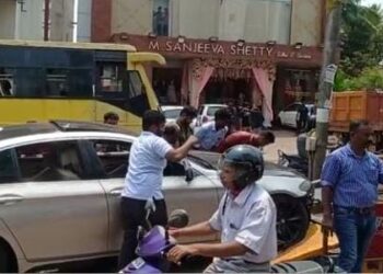 ಮಂಗಳೂರು: ಡಿವೈಡರ್ ಹಾರಿ ಕಾರು,ಸ್ಕೂಟರ್ ಗೆ ಡಿಕ್ಕಿ ಹೊಡೆದ ಬಿಎಂಡಬ್ಲ್ಯು ಕಾರು: ಮಹಿಳೆ ಗಂಭೀರ..!!