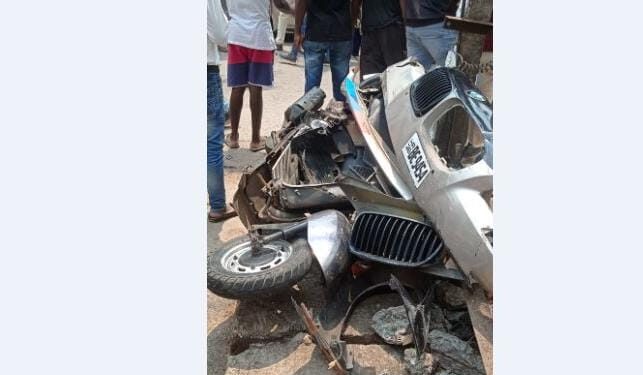 ಮಂಗಳೂರು: ಡಿವೈಡರ್ ಹಾರಿ ಕಾರು,ಸ್ಕೂಟರ್ ಗೆ ಡಿಕ್ಕಿ ಹೊಡೆದ ಬಿಎಂಡಬ್ಲ್ಯು ಕಾರು: ಮಹಿಳೆ ಗಂಭೀರ..!!