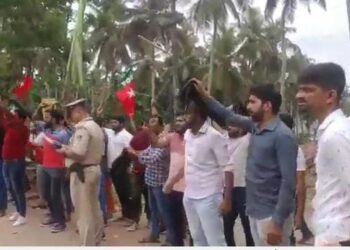 ಮಂಗಳೂರು: ಸಿಎಂ ಬೊಮ್ಮಾಯಿಗೆ ಕಪ್ಪು ಬಾವುಟ ಪ್ರದರ್ಶಿಸಿ ಧಿಕ್ಕಾರ ಕೂಗಿದ ಎಸ್.ಡಿ.ಪಿ.ಐ.