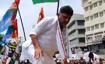 ಸಿಎಂ ಮನೆ ಮುತ್ತಿಗೆಗೆ ಕಾಂಗ್ರೆಸ್‌ ಯತ್ನ: ಸಿದ್ದರಾಮಯ್ಯ, ಡಿಕೆಶಿ ಸೇರಿ ಹಲವರು ಪೊಲೀಸ್‌ ವಶಕ್ಕೆ..!!