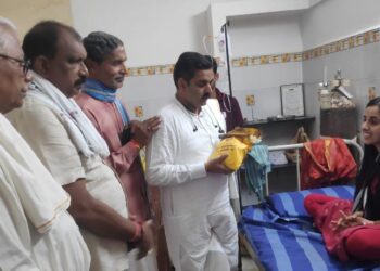 ಪುತ್ತೂರು: ಭಾರೀ ಮಳೆಗೆ ವಿದ್ಯುತ್ ಪ್ರಭಾವಳಿ ಉರುಳಿ ಬಿದ್ದು ಗಾಯಗೊಂಡವರನ್ನು ಭೇಟಿಯಾದ ದೇವಳದ ವ್ಯವಸ್ಥಾಪನಾ ಸಮಿತಿ ತಂಡ: ಶ್ರೀ ದೇವರ ಪ್ರಸಾದ ನೀಡಿ ಆರೋಗ್ಯ ವಿಚಾರಣೆ