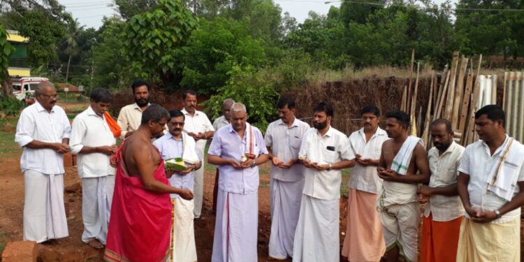 ಮುಂಡೂರು: ಉದಯಗಿರಿ ವಿಷ್ಣುಮೂರ್ತಿ ಹಾಗೂ ಪರಿವಾರ ದೈವಗಳ ನೂತನ ದೈವಸ್ಥಾನ ನಿರ್ಮಾಣಕ್ಕೆ ಶಿಲಾನ್ಯಾಸ