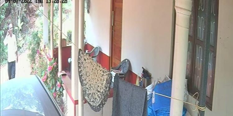 ವಿಟ್ಲ: ದ್ವಿಚಕ್ರ ವಾಹನದಲ್ಲಿ ಬಂದ ಕಳ್ಳನಿಂದ ಹಾಡಹಗಲೇ ಮನೆಯಿಂದ ಅಡಿಕೆ ಕಳವು: ದೃಶ್ಯ ಸಿ.ಸಿ. ಕ್ಯಾಮರಾದಲ್ಲಿ ಸೆರೆ..!!