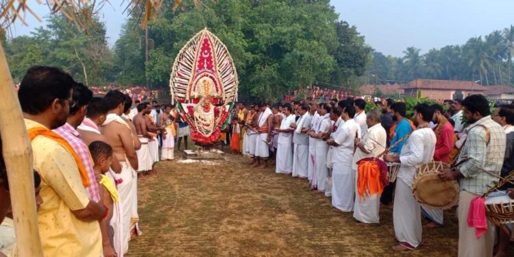 ಬಲ್ನಾಡು:  ಮಲ್ಲಿಗೆ ಪ್ರಿಯೆ ಉಳ್ಳಾಲ್ತಿ ಅಮ್ಮನವರ ವರ್ಷಾವಧಿ ನೇಮೋತ್ಸವ: ದಂಡನಾಯಕ ದೈವದ ವಾಲಸರಿ