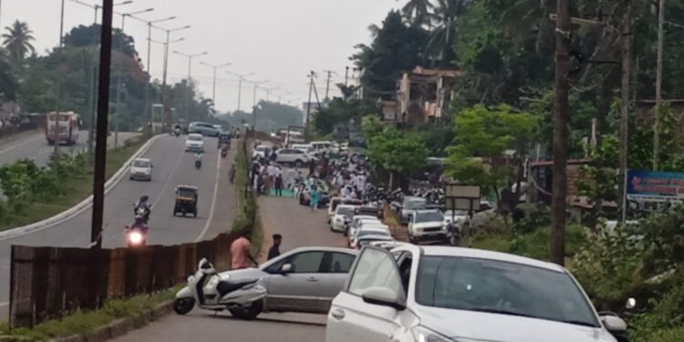 ಮಂಗಳೂರು: ರಸ್ತೆಗೆ ಅಡ್ಡಲಾಗಿ ವಾಹನಗಳನ್ನಿಟ್ಟು ನಮಾಜ್: ಸಾಮಾಜಿಕ ಜಾಲತಾಣಗಳಲ್ಲಿ ವೀಡಿಯೊ ವೈರಲ್: ಶಾಸಕರು ಸೇರಿದಂತೆ ಸಾರ್ವಜನಿಕ ವಲಯದಲ್ಲಿ ತೀವ್ರ ಆಕ್ರೋಶ..!!