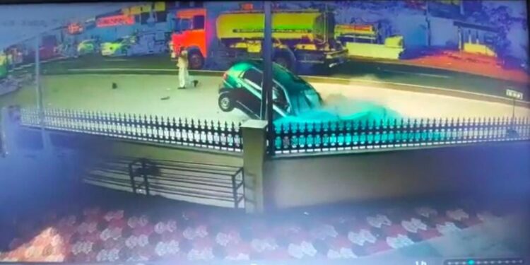 ಕಾಸರಗೋಡು: ನಿಯಂತ್ರಣ ತಪ್ಪಿ ಬಾವಿಗೆ ಬಿದ್ದ ಕಾರು: ಪವಾಡ ಸದೃಶವಾಗಿ ಪಾರಾದ ಕಾರಿನಲ್ಲಿದ್ದ ನಾಲ್ವರು..!!