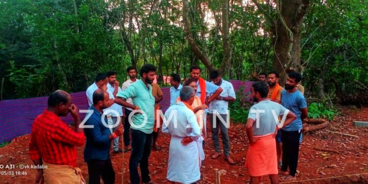 ಚರ್ಚ್‌ ಗೋಪುರದ ಶಿಲುಬೆ ತೆಗೆದು ಕೇಸರಿ ಧ್ವಜ ಸ್ಥಾಪನೆ ಆರೋಪ: ಸ್ಥಳಕ್ಕೆ ಹಿಂದೂ ಸಂಘಟನೆ ಮುಖಂಡರು ಭೇಟಿ