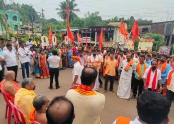 ಕನ್ಯಾನ: ಬಾಲಕಿ ಸಾವಿಗೆ ನ್ಯಾಯ ಒದಗಿಸುವಂತೆ ವಿ.ಹಿಂ.ಪ.ಬಜರಂಗದಳ ವತಿಯಿಂದ ಬೃಹತ್ ಪ್ರತಿಭಟನೆ: ಮಾಣಿಲ ಹಾಗೂ ಒಡಿಯೂರು ಶ್ರೀಗಳು ಸೇರಿದಂತೆ ಹಲವು ಹಿಂದೂ ಸಂಘಟನಾ ಪ್ರಮುಖರು ಭಾಗಿ..!!