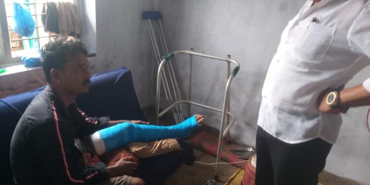 ಪುತ್ತೂರು: ಕಾಲು ಮುರಿತಕ್ಕೊಳಗಾಗಿದ್ದ ಉಮೇಶ್ ರವರ ಚಿಕಿತ್ಸೆಗೆ ಸಹಾಯಹಸ್ತ ಚಾಚಿದ ಅಶೋಕ್ ರೈ ಕೋಡಿಂಬಾಡಿ