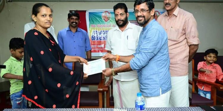 ಕಾಸರಗೋಡು: ಆರ್.ಎಸ್.ಎಸ್. ಕಾರ್ಯಕರ್ತ ಜ್ಯೋತಿಷ್ ಕುಟುಂಬಕ್ಕೆ ಸಹಾಯಧನ ಹಸ್ತಾಂತರ