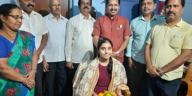 ಎಸ್ ಎಸ್ ಎಲ್ ಸಿ ಪರೀಕ್ಷೆಯಲ್ಲಿ ರಾಜ್ಯಕ್ಕೆ ಪ್ರಥಮ ಸ್ಥಾನ ಪಡೆದ ಜೇಸೀಸ್ ಆಂಗ್ಲ ಮಾಧ್ಯಮ ಶಾಲೆಯ ವಿದ್ಯಾರ್ಥಿನಿ ಧನ್ಯಶ್ರೀ ಮನೆಗೆ ಶಾಸಕ ಸಂಜೀವ ಮಠಂದೂರು ಭೇಟಿ: ಅಭಿನಂದನೆ ಸಲ್ಲಿಕೆ