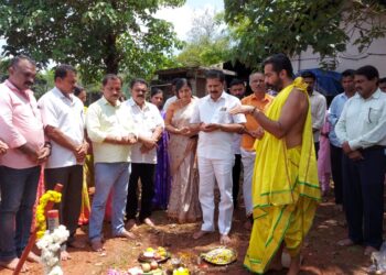 ವಿಟ್ಲ: 23.84 ಲಕ್ಷದಲ್ಲಿ ನಿರ್ಮಾಣಗೊಳ್ಳಲಿರುವ ನೂತನ ನಾಡಕಛೇರಿಗೆ ಗುದ್ದಲಿಪೂಜೆ