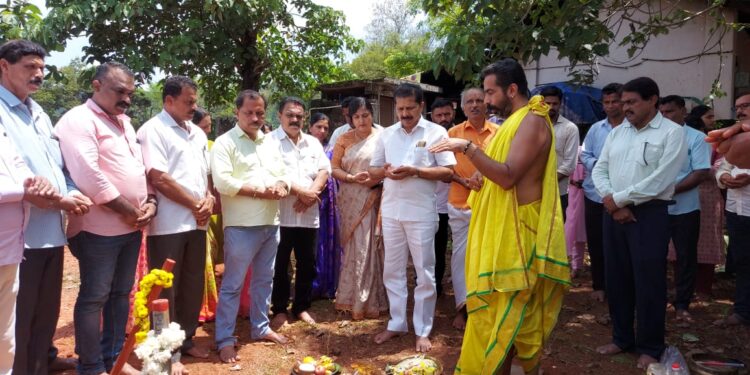 ವಿಟ್ಲ: 23.84 ಲಕ್ಷದಲ್ಲಿ ನಿರ್ಮಾಣಗೊಳ್ಳಲಿರುವ ನೂತನ ನಾಡಕಛೇರಿಗೆ ಗುದ್ದಲಿಪೂಜೆ