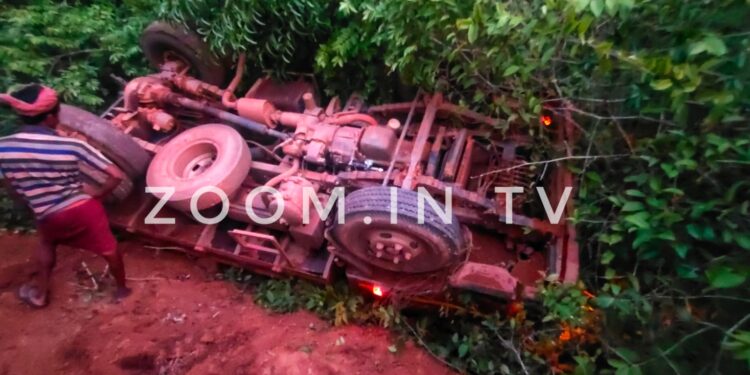 ಪುತ್ತೂರು: ಚಾಲಕನ ನಿಯಂತ್ರಣ ತಪ್ಪಿ ಲಾರಿ ಪಲ್ಟಿ..!!