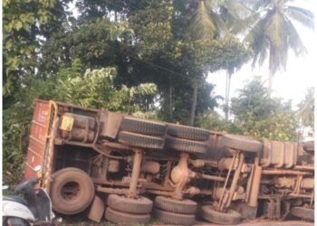 ಮಾಣಿ: ನಿಯಂತ್ರಣ ತಪ್ಪಿ ವಿದ್ಯುತ್ ಕಂಬಕ್ಕೆ ಡಿಕ್ಕಿ ಹೊಡೆದು ಕಂಟೈನರ್ ಲಾರಿ ಪಲ್ಟಿ..!!