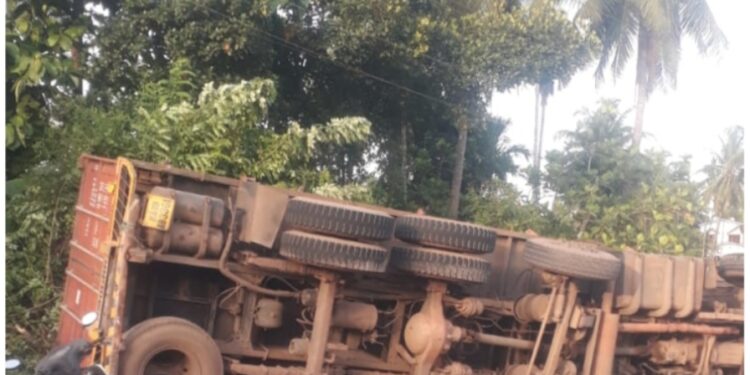 ಮಾಣಿ: ನಿಯಂತ್ರಣ ತಪ್ಪಿ ವಿದ್ಯುತ್ ಕಂಬಕ್ಕೆ ಡಿಕ್ಕಿ ಹೊಡೆದು ಕಂಟೈನರ್ ಲಾರಿ ಪಲ್ಟಿ..!!