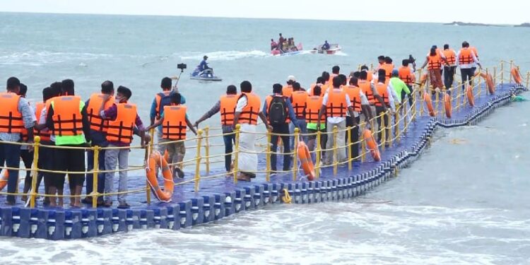 ರಾಜ್ಯದಲ್ಲೇ ಮೊದಲು: ಮಲ್ಪೆ ಕಡಲ ತೀರದಲ್ಲಿ ನಿರ್ಮಾಣವಾಯ್ತು ತೇಲುವ ಸೇತುವೆ..!!