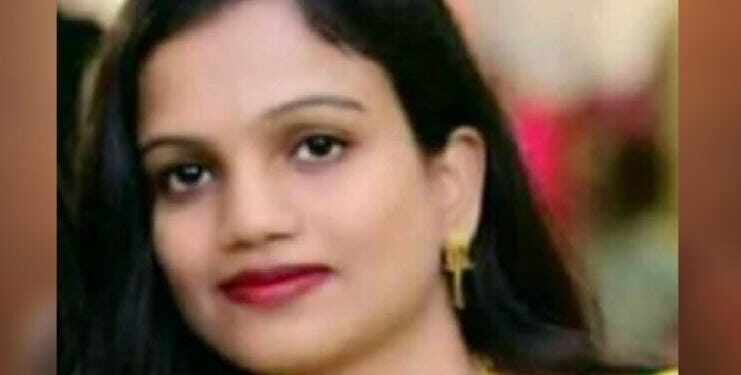 ಮೈಸೂರು: ಸೆಲ್ಫಿ ತೆಗೆದುಕೊಳ್ಳುವ ವೇಳೆ ಗಂಡನ ಎದುರೇ ನೀರುಪಾಲಾದ ಪತ್ನಿ..!!