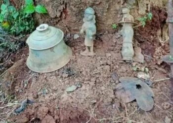 ‘ಗುಳಿಗ ದೈವ’ದ ಕಾರಣಿಕ: ದೈವ ದರ್ಶನದಲ್ಲಿ ಹೇಳಿದಂತೆ ಮರದಡಿ ಪತ್ತೆಯಾಯ್ತು ಕಂಚಿನ ಮೂರ್ತಿ,ಕತ್ತಿ