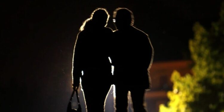 ಕತ್ತಲಲ್ಲಿ ಪ್ರಿಯತಮೆ ಭೇಟಿಗಾಗಿ ಗ್ರಾಮದ ಕರೆಂಟ್ ಕಟ್ ಮಾಡುತ್ತಿದ್ದ ಲೈನ್ಮ್ಯಾನ್..!!