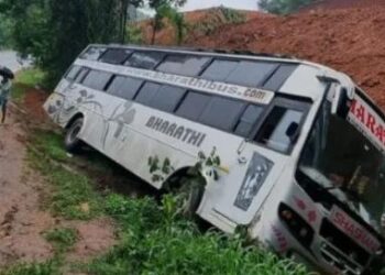 ಉಪ್ಪಿನಂಗಡಿ: ನಿಯಂತ್ರಣ ತಪ್ಪಿ ಖಾಸಗಿ ಬಸ್‌ ಪಲ್ಟಿ