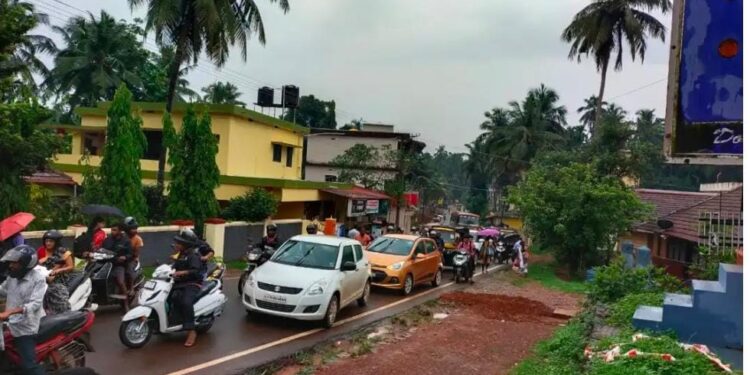 ವಿಟ್ಲ: ರಸ್ತೆಗೆ ಬಿದ್ದ ವಿದ್ಯುತ್ ಕಂಬ: ಸಂಚಾರ ಅಸ್ತವ್ಯಸ್ತ..!!