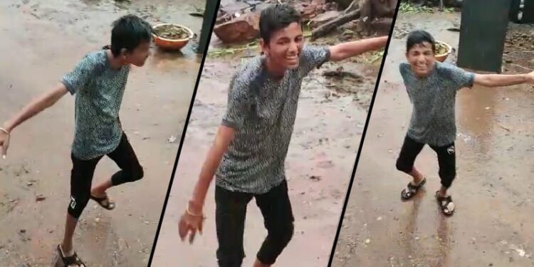 ‘ಎಸ್​ಎಸ್​ಎಲ್​ಸಿ ಪರೀಕ್ಷೆಲಿ ನಾನ್​ ಪಾಸ್​ ಆದ್ನೋ..’ ಮಳೆಯಲ್ಲಿ ಕುಣಿದು ಕುಪ್ಪಳಿಸಿದ ವಿದ್ಯಾರ್ಥಿ: ವೀಡಿಯೋ ವೈರಲ್..!!