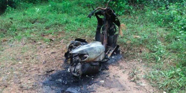 ಬಂಟ್ವಾಳ: ರಸ್ತೆ ಬದಿ ನಿಲ್ಲಿಸಿದ್ದ ಬೈಕ್ಗೆ ಕಿಡಿಗೇಡಿಗಳಿಂದ ಬೆಂಕಿ..!!