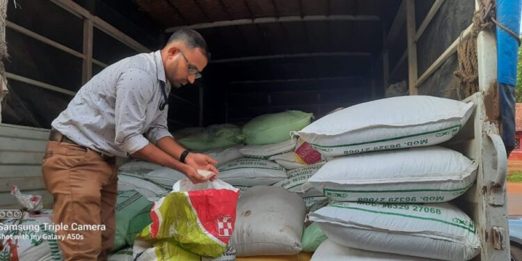 ಗೇರುಕಟ್ಟೆ: ದಿನಸಿ ಅಂಗಡಿಗೆ ತಹಶೀಲ್ದಾರ್ ನೇತೃತ್ವದ ಅಧಿಕಾರಿಗಳ ದಾಳಿ: ಲಾರಿಗೆ ಲೋಡ್ ಆಗುತ್ತಿದ್ದ ಪಡಿತರ ಅಕ್ಕಿ ವಶ..!!