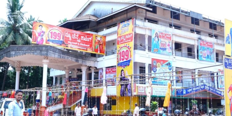 ಜೂ.6- ಜು.9ರವರೆಗೆ ಪುತ್ತೂರಿನಲ್ಲಿ ಶಾಪಿಂಗ್ ಫೆಸ್ಟಿವಲ್ – ಯಾವ ಬಟ್ಟೆಗಾದರೂ ಬರೀ 199 ರೂ.: ಒಂದು ತಿಂಗಳ ಫೆಸ್ಟಿವಲ್ ನಲ್ಲಿ ನೀವೂ ಬನ್ನಿ ಭಾಗಿಯಾಗಿ.