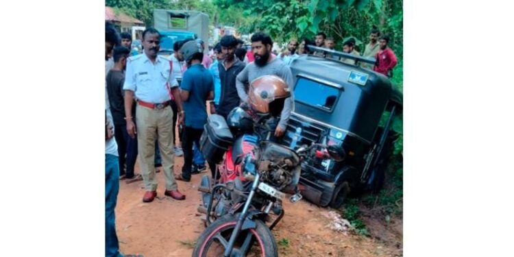 ಮುಕ್ರಂಪಾಡಿ: ಕಾರು, ಎರಡು ಆಟೋ ರಿಕ್ಷಾ, ಬೈಕ್ ನಡುವೆ ಸರಣಿ ಅಪಘಾತ: ದ್ವಿಚಕ್ರ ವಾಹನ ಸವಾರರಿಗೆ ಗಾಯ..!!