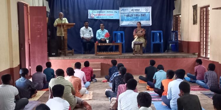 ವಿಟ್ಲ : ವಿಠಲ ಪ್ರೌಢ ಶಾಲೆಯಲ್ಲಿ ಯೋಗ ಮಾಹಿತಿ ಶಿಬಿರ